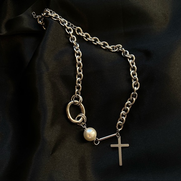 Jewelry - last one💗⚡️Pearl Circle Metal Bar Cross Crucifixion Necklace